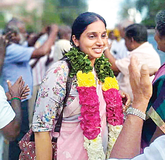 ఐటీ వదిలి అరక పట్టి¨...