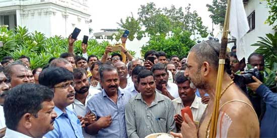 చినజీయర్‌ స్వామిని కలిసిన ఆర్టీసీ కార్మికులు