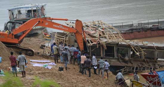 ఒడ్డుకు చేరిన వశిష్ఠ.. బోటులోనే మృతదేహాలు